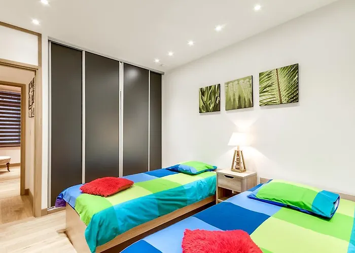 塞纳河全新装修138平方米公寓 *